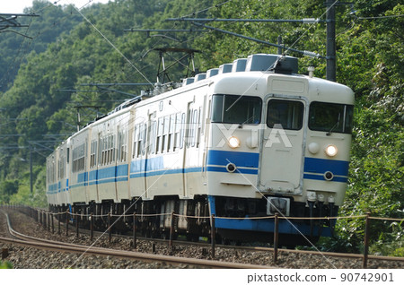 Hokuriku Main Line Tsubata-Kurikara JR West 413 series B11 + B02 organization (Kanazawa) 90742901