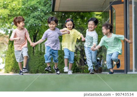 孩子們玩跑樂趣生活方式 90743534