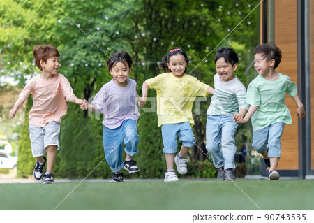 孩子們玩跑樂趣生活方式 90743535