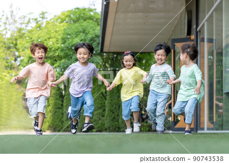 children play run fun life style 90743538