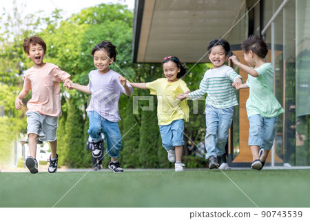 孩子們玩跑樂趣生活方式 90743539