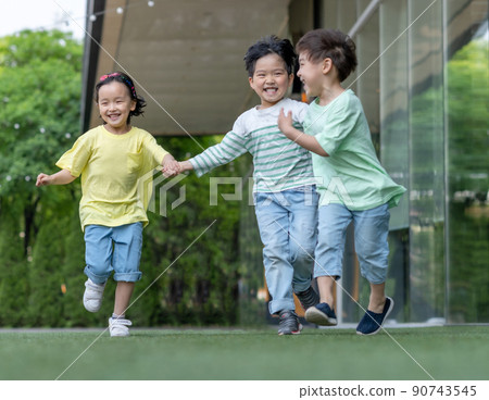 孩子們玩跑樂趣生活方式 孩子們玩跑樂趣生活方式 90743545