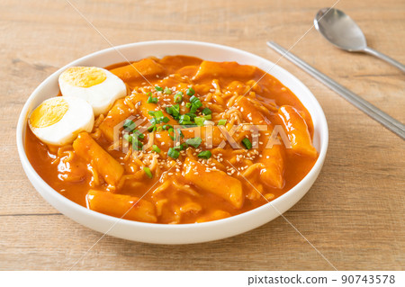 Korean instant noodle and Tteokbokki in Korean spicy sauce - Rabokki 90743578