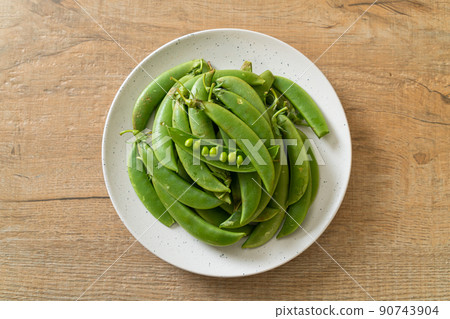 fresh sweet green peas on plate 90743904
