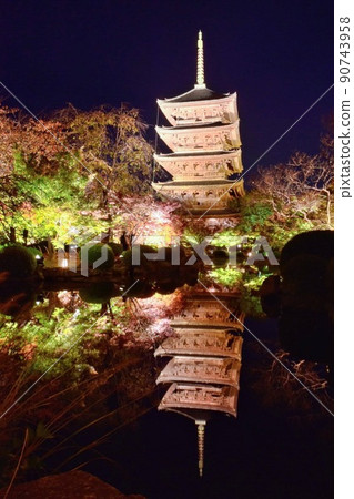 Reflection of Toji seen in vertical composition Reflection of Toji seen in vertical composition 90743958