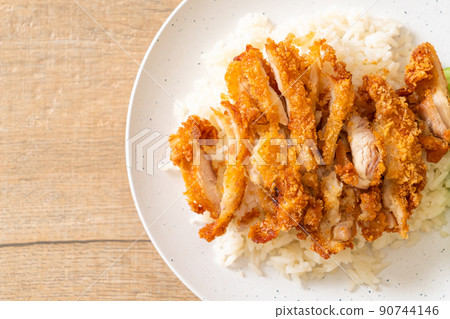 Hainanese chicken rice with fried chicken 90744146