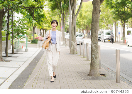 職業女性戶外工作場景 90744265