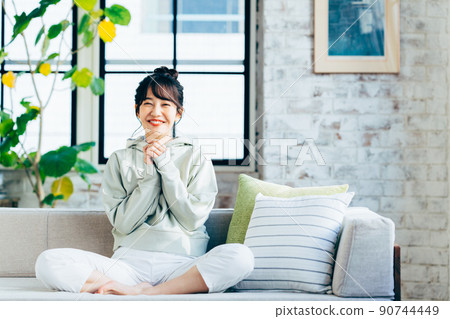 年輕女子在客廳放鬆 90744449