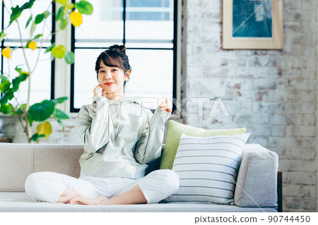 年輕女子在客廳放鬆 90744450