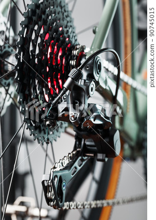 Bicycle crank system with chain close-up, mechanism for repair 90745015