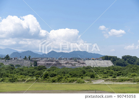 相模川和丹澤山脈的風景 相模川和丹澤山脈的風景 90745058