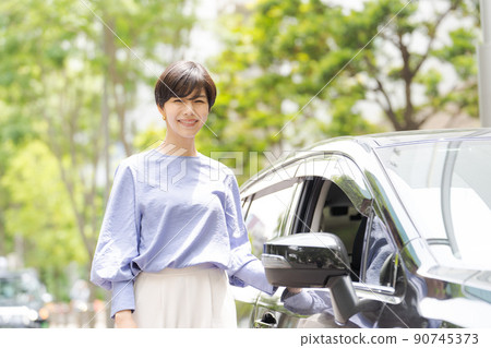 A woman driving a car 90745373