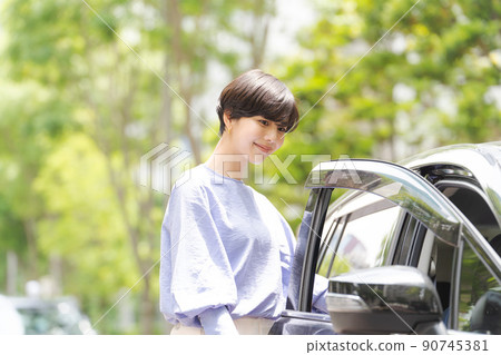 A woman driving a car 90745381