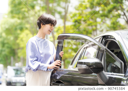 一個女人開車 90745384