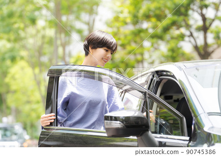 一個女人開車 90745386