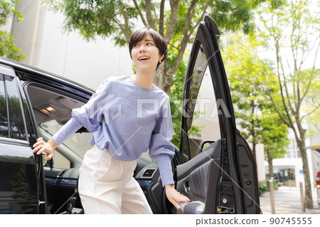 一個女人騎著一輛車 一個女人騎著一輛車 90745555