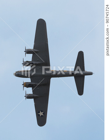 美國陸軍波音 B-17G 轟炸機從頭頂飛過 90745724