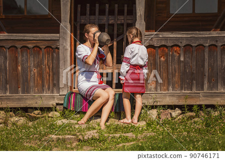 mother with daughter and jug 90746171