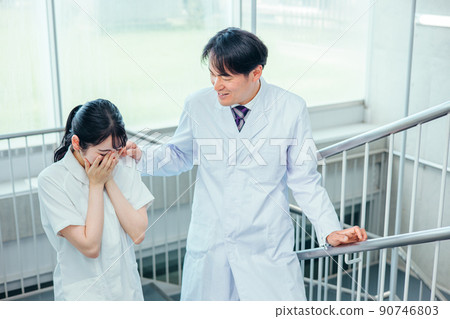 鼓勵哭泣的護士的男醫生 鼓勵哭泣的護士的男醫生 90746803