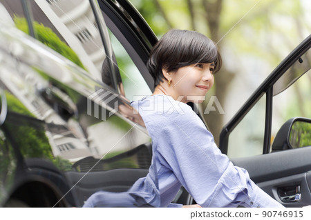 A woman riding a car 90746915