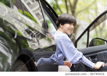 A woman riding a car 90746916