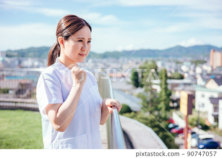 穿白大褂的女醫務人員（護士，膽量姿勢） 90747057
