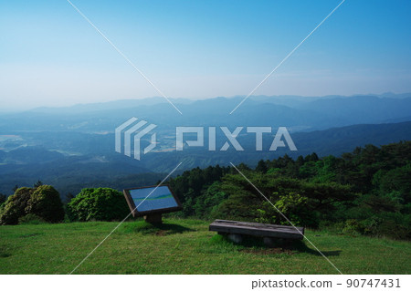 春天從青山高原的丸山草原看 春天從青山高原的丸山草原看 90747431