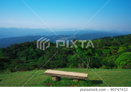 春天從青山高原的丸山草原看 春天從青山高原的丸山草原看 90747432