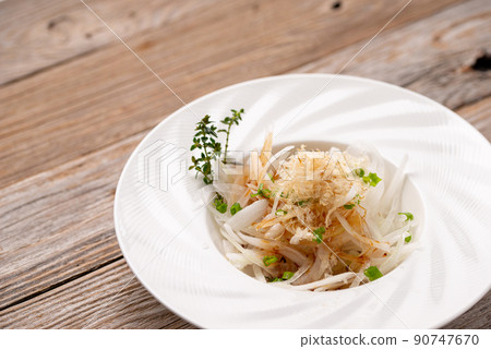 Refreshing and delicious onion sliced salad with a little ponzu sauce Refreshing and delicious onion sliced salad with a little ponzu sauce 90747670