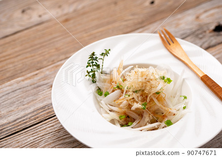 Refreshing and delicious onion sliced salad with a little ponzu sauce 90747671