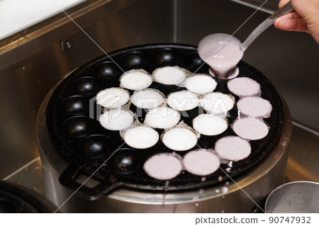 Cooking fresh kind of Thai sweetmeat., Bangkok, Thialand. 90747932