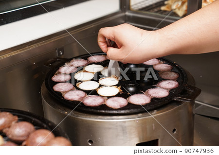Cooking fresh kind of Thai sweetmeat., Bangkok, Thialand. Cooking fresh kind of Thai sweetmeat., Bangkok, Thialand. 90747936
