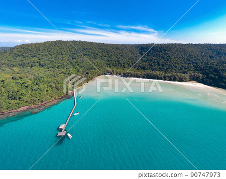 Blue sky and turqouise sea ocean at the island beside Koh Kood at the East of Thailand. 90747973