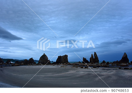 Hashiguiiwa Rocks, Kushimoto Town, Wakayama Prefecture 90748653