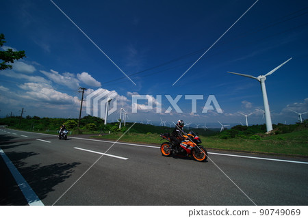 春天在青山高原車道上騎自行車遊覽 春天在青山高原車道上騎自行車遊覽 90749069