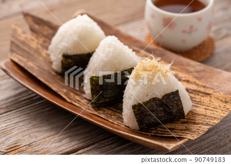 Handmade rice ball (rice ball) Onigiri 90749183