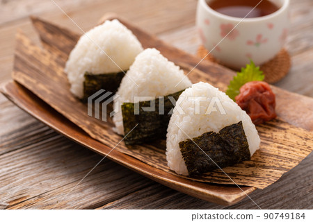 Handmade rice balls (rice balls) with dried plums 90749184