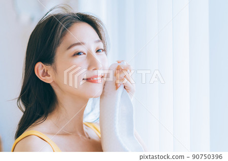 一個女人用毛巾擦臉 90750396