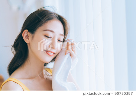 一個女人用毛巾擦臉 90750397