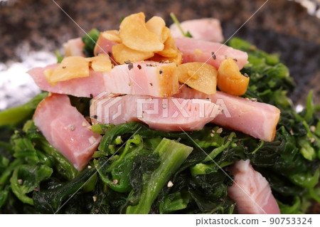 Stir-fried spinach with bacon and side dishes Stir-fried spinach with bacon and side dishes 90753324