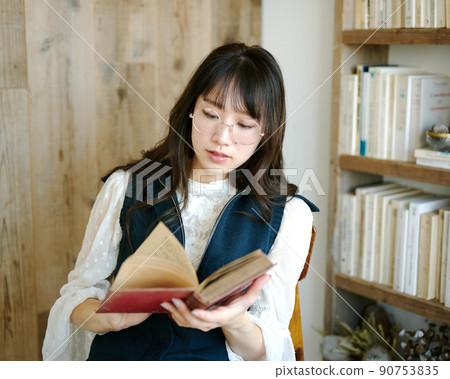 年輕女子在古色古香的房間閱讀時放鬆 21 年輕女子在古色古香的房間閱讀時放鬆 21 90753835