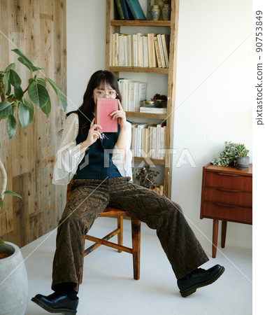 年輕女子在古董房閱讀時放鬆 33 年輕女子在古董房閱讀時放鬆 33 90753849