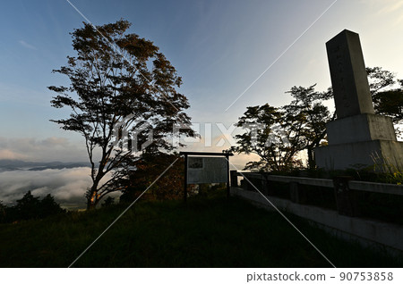 Asahi and sea of clouds from Yagami Castle 90753858