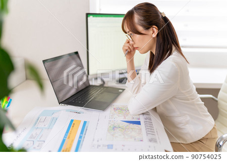 年輕女工程師貿易區分析營銷研究眼鏡 年輕女工程師貿易區分析營銷研究眼鏡 90754025