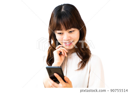 A female employee looking at a smartphone 90755514