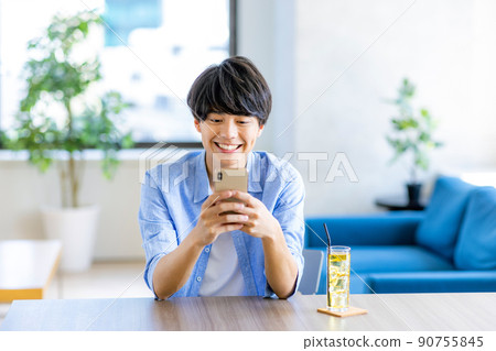 男士咖啡廳智能手機 90755845