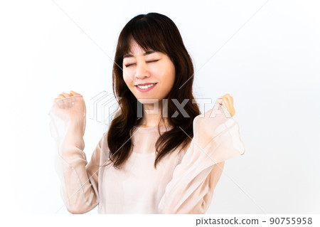 一個扮演膽量姿勢的年輕女子 一個扮演膽量姿勢的年輕女子 90755958