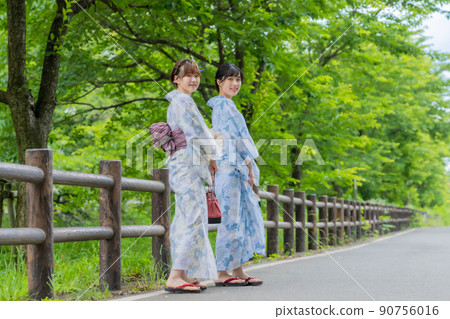 Portrait of a young woman in a yukata with a fresh green background 90756016