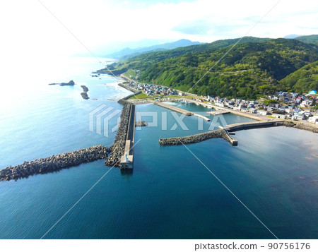初夏北海道音部町豐濱漁港鳥瞰圖 初夏北海道音部町豐濱漁港鳥瞰圖 90756176