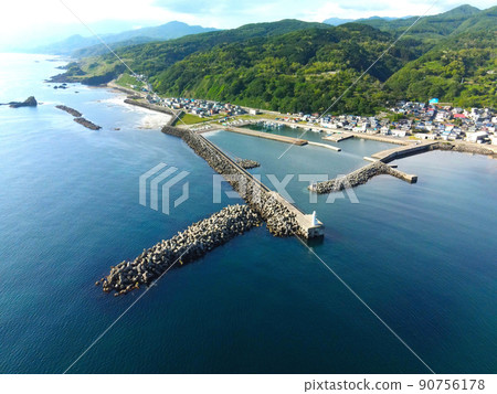 初夏北海道音部町豐濱漁港鳥瞰圖 初夏北海道音部町豐濱漁港鳥瞰圖 90756178